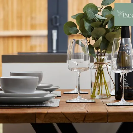 Luxury 5-bedroom House Sleeps 9 With Private Garden By Purestay Semesterbostad *