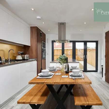 Luxury 5-bedroom House Sleeps 9 With Private Garden By Purestay Semesterbostad *