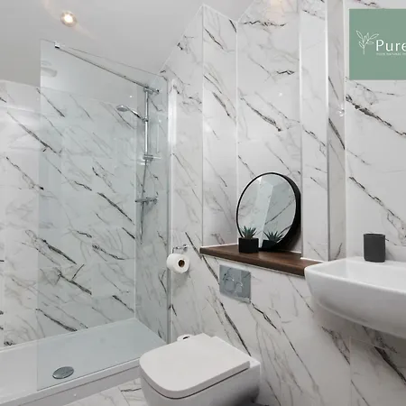 Semesterbostad Luxury 5-bedroom House Sleeps 9 With Private Garden By Purestay