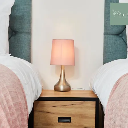 Luxury 5-bedroom House Sleeps 9 With Private Garden By Purestay Holiday home Manchester