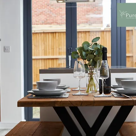 Luxury 5-bedroom House Sleeps 9 With Private Garden By Purestay Semesterbostad *