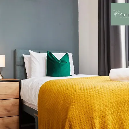 Luxury 5-bedroom House Sleeps 9 With Private Garden By Purestay Semesterbostad