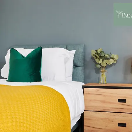 Luxury 5-bedroom House Sleeps 9 With Private Garden By Purestay Semesterbostad *