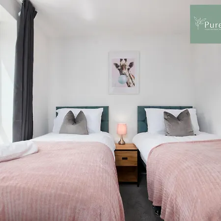 Semesterbostad Luxury 5-bedroom House Sleeps 9 With Private Garden By Purestay *