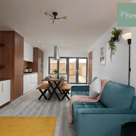 Luxury 5-bedroom House Sleeps 9 With Private Garden By Purestay *