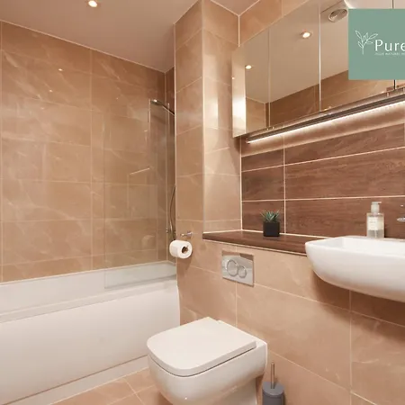 Stunning 5 Bed House With Parking By Purestay Short Lets & Serviced