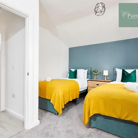 Semesterbostad Luxury 5-bedroom House Sleeps 9 With Private Garden By Purestay