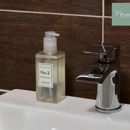 Luxury 5-bedroom House Sleeps 9 With Private Garden By Purestay Semesterbostad Manchester