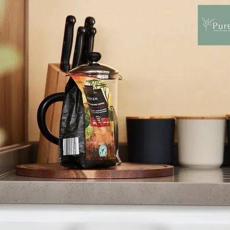 Luxury 5-bedroom House Sleeps 9 With Private Garden By Purestay Semesterbostad