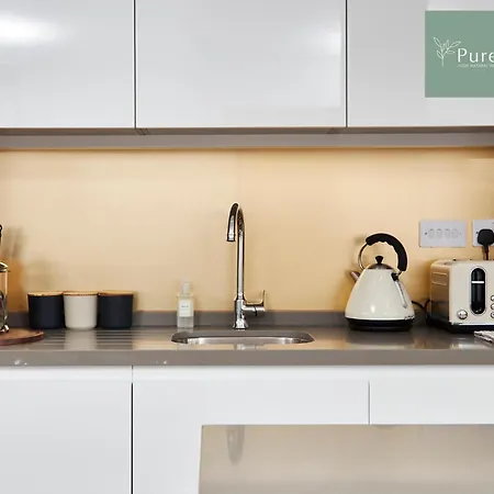 Semesterbostad Luxury 5-bedroom House Sleeps 9 With Private Garden By Purestay *