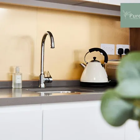 Luxury 5-bedroom House Sleeps 9 With Private Garden By Purestay *