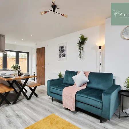Luxury 5-bedroom House Sleeps 9 With Private Garden By Purestay Manchester