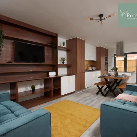 Luxury 5-bedroom House Sleeps 9 With Private Garden By Purestay Semesterbostad