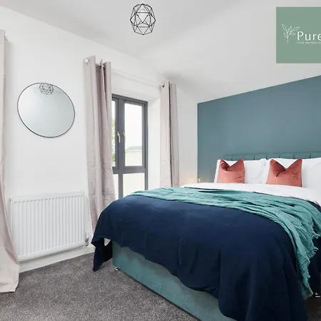 Semesterbostad Luxury 5-bedroom House Sleeps 9 With Private Garden By Purestay