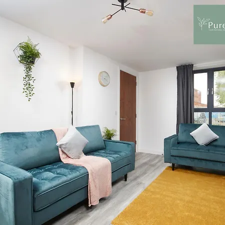 Semesterbostad Luxury 5-bedroom House Sleeps 9 With Private Garden By Purestay *