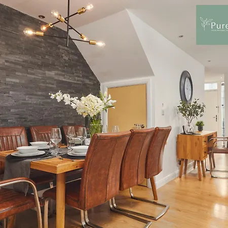 Feriehus Fabulous Manchester House - 5 Beds Sleeps 8 - Free Parking - By Purestay *