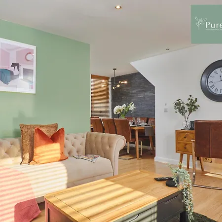 Dom wakacyjny Fabulous House - 5 Beds Sleeps 8 - Free Parking - By Purestay