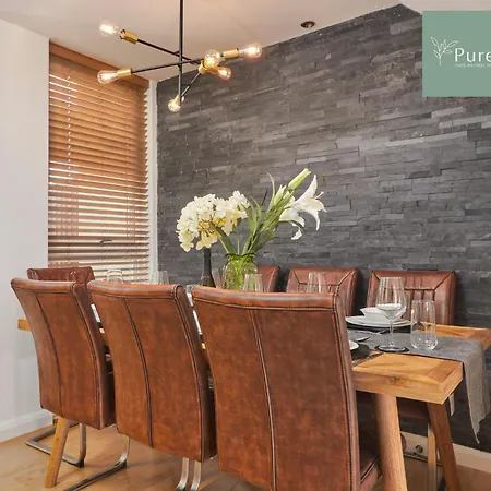 Casa vacanze Fabulous House - 5 Beds Sleeps 8 - Free Parking - By Purestay *