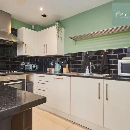 Casa vacanze Fabulous House - 5 Beds Sleeps 8 - Free Parking - By Purestay