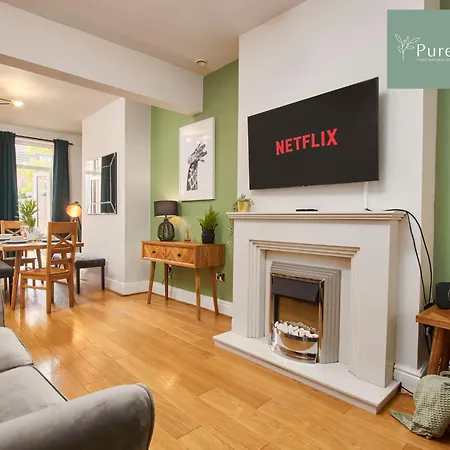 Holiday home Big Contractor House With 6 Beds & Free Parking By Purestay - 14 Night Min! Manchester
