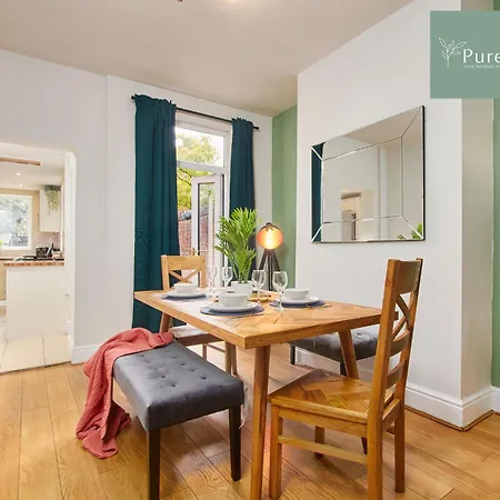 Holiday home Big Contractor House With 6 Beds & Free Parking By Purestay - 14 Night Min!