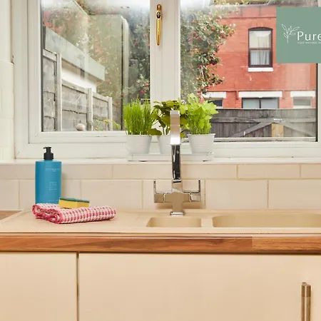 Big Contractor House With 6 Beds & Free Parking By Purestay - 14 Night Min!