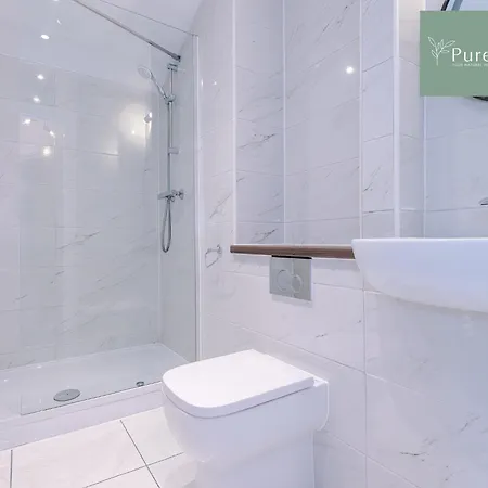 Stylish Five Bedroom House By Purestay Short & Serviced Free Parking *
