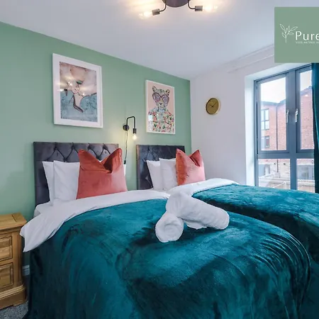 Modern 5 Bedroom House In By Purestay - Short With Service & Free Parking Hébergement de vacances *