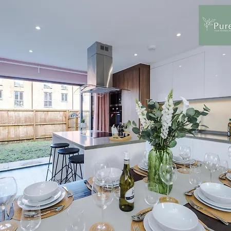 Σπίτι διακοπών Spacious 5-bedroom Contractor House Sleeps 7 With Parking By Purestay *