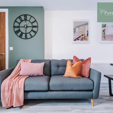 Spacious 5-bedroom Contractor House Sleeps 7 With Parking By Purestay Prázdninový dům Manchester