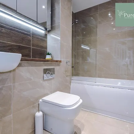 Spacious 5-bedroom Contractor House Sleeps 7 With Parking By Purestay Μάντσεστερ