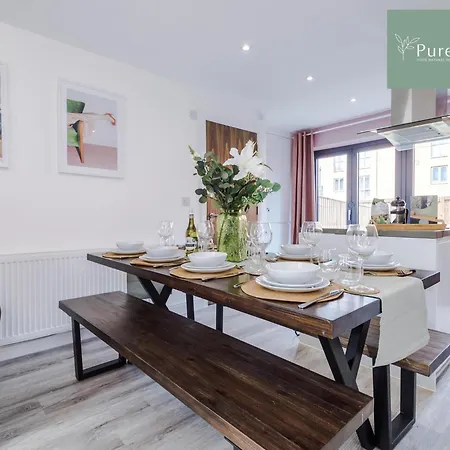 Spacious 5-bedroom Contractor House Sleeps 7 With Parking By Purestay Σπίτι διακοπών