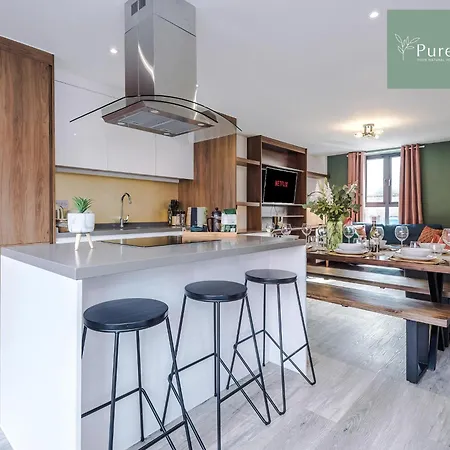Spacious 5-bedroom Contractor House Sleeps 7 With Parking By Purestay Σπίτι διακοπών *