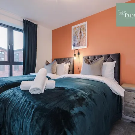Spacious 5-bedroom Contractor House Sleeps 7 With Parking By Purestay Μάντσεστερ