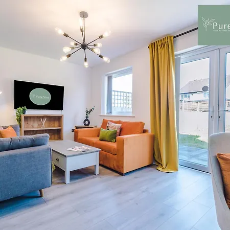 Designer House: Stadium-adjacent Villa Manchester