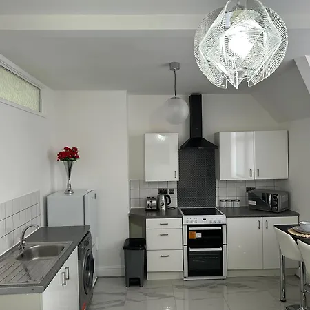 2 Bedroom Flat Close To City, Stadium And Coop Arena 公寓 *