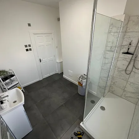 2 Bedroom Flat Close To City, Stadium And Coop Arena 公寓 *