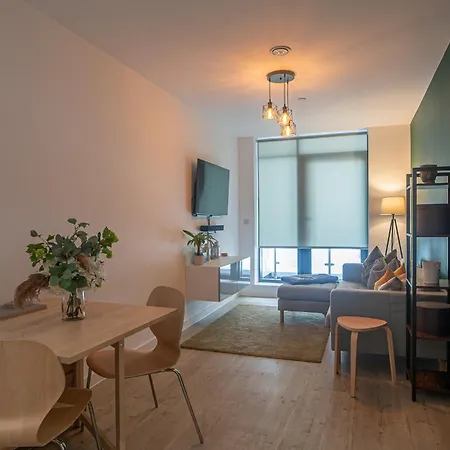 Modern And Spacious In Salford Quays * 맨체스터