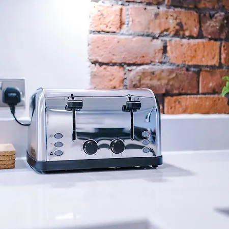 4-storey Townhouse In By Hilltop Serviced * Manchester