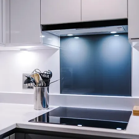 4-storey Townhouse In By Hilltop Serviced * Manchester