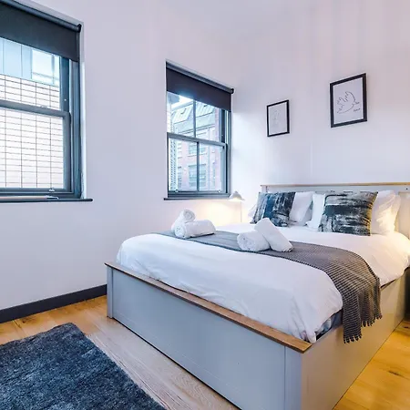 4-storey Townhouse In By Hilltop Serviced Manchester