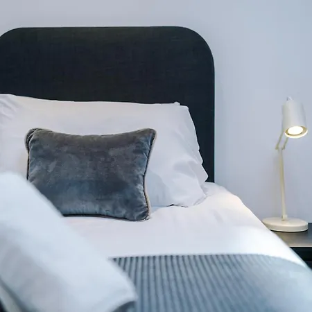 4-storey Townhouse In By Hilltop Serviced * Manchester