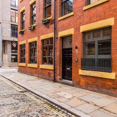 4-storey Townhouse In By Hilltop Serviced * Manchester