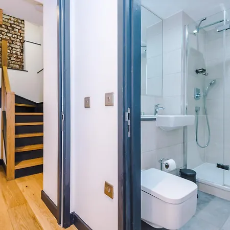 4-storey Townhouse In By Hilltop Serviced 別荘