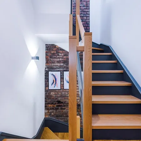 4-storey Townhouse In By Hilltop Serviced Manchester