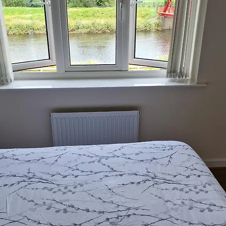 Apartmán Stunning Canal View 2 Bedroom With Free Parking *
