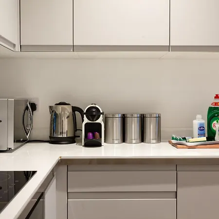 Contemporary 1 Bedroom In Centre Apartment *