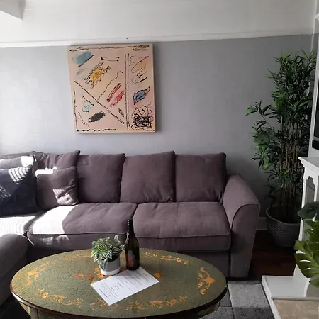 Feriehus Bright 4-bed House 15 Min To Centre *