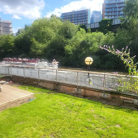 Apartment Luxury 2 Bed Apt On River, Wifi, Parking, Garden Manchester