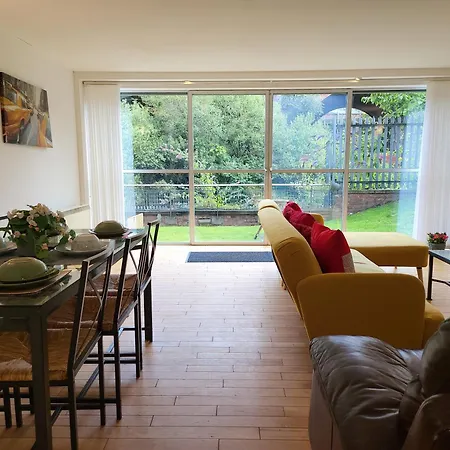 Luxury 2 Bed Apt On River, Wifi, Parking, Garden Apartment Manchester